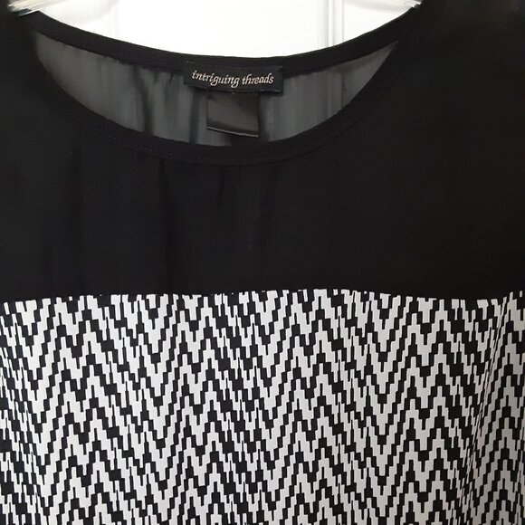 Intriguing Threads  Size Medium Black & White Tunic - Picture 2 of 4